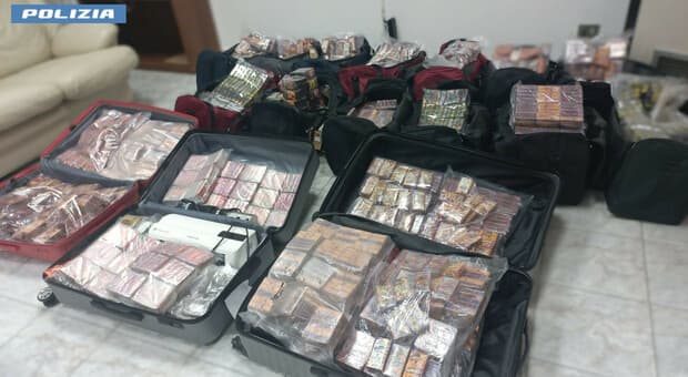  Scoperte quattro tonnelate di droga stipate in frigoriferi a Roma. Un arresto: ora è caccia alla banda 
