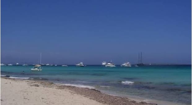  Turista italiano morto sulla spiaggia di Llevant a Formentera, ipotesi annegamento 