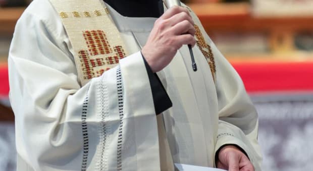  Risponde con «ok» sul cellulare e perde 120mila euro. La truffa al parroco di Altamura, così Vito Colonna è stato raggirato 