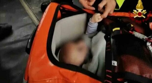 Muore sola in casa a Moglia con una bimba di 7 mesi, la piccola salvata ore dopo dai vicini. «L'abbiamo sentita piangere» 