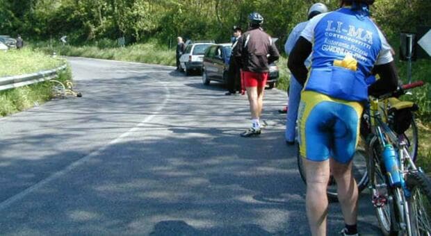  Ciclisti investiti da un automobilista, la lite per la viabilità fuori Torino: 4 feriti, uno è in prognosi riservata 