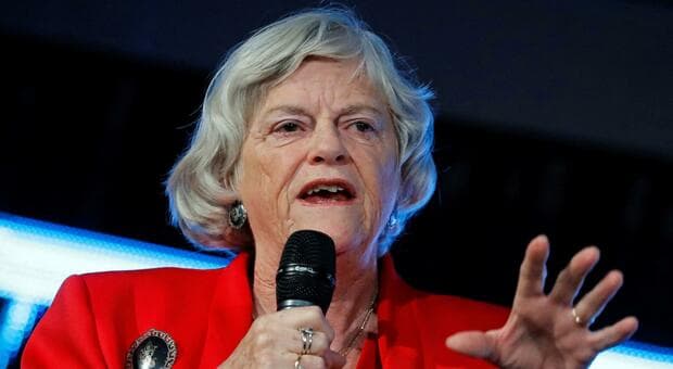  Omicidio Ann Widdecombe, la svolta choc: ?Lady Brexit? massacrata con 21 colpi di martello mentre pranzava 