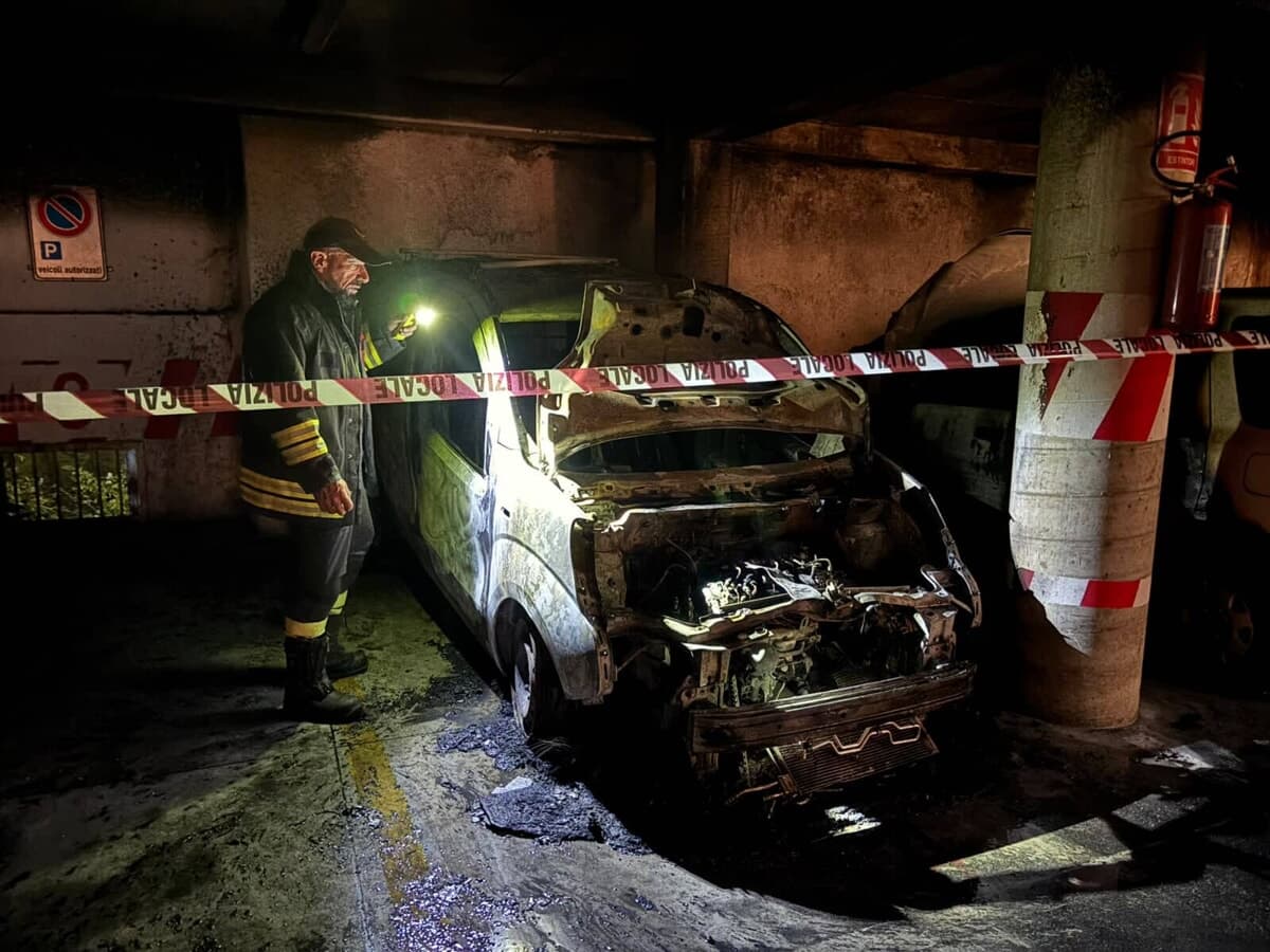 Sant’Elia Fiumerapido, paura nel parcheggio del Comune: le fiamme distruggono due auto