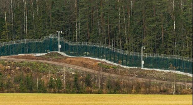  Finlandia in allarme, rafforzati i confini con la Russia: nuova recinzione di 200 km con filo spinato, sensori e telecamere 
