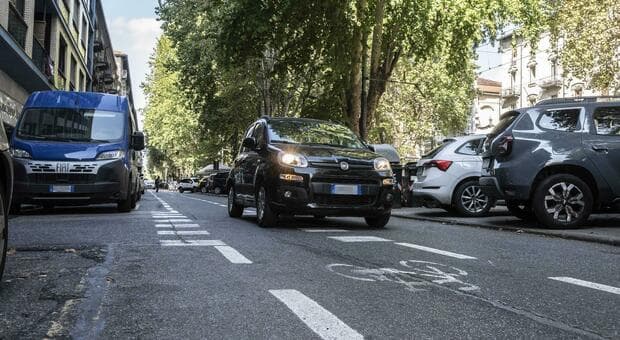  Torino, bimbo di 7 anni morto in bici investito da un'auto: era sulla ciclabile con il papà e stava andando a scuola 