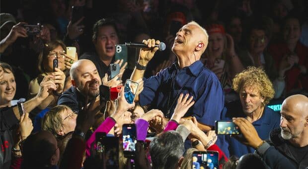  Eros Ramazzotti operato alle corde vocali, stop al tour: come sta? «Il medico mi ha imposto la riabilitazione» 