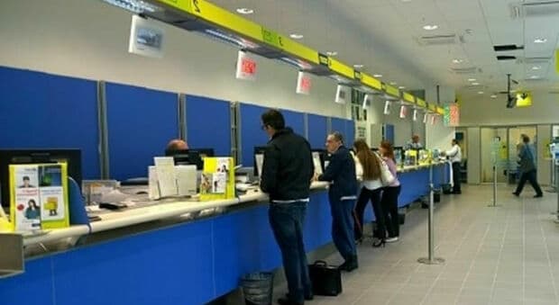  Roma, anziane nel mirino dei truffatori: sventate due truffe. Così il personale di un ufficio postale ha salvato le clienti dal raggiro 