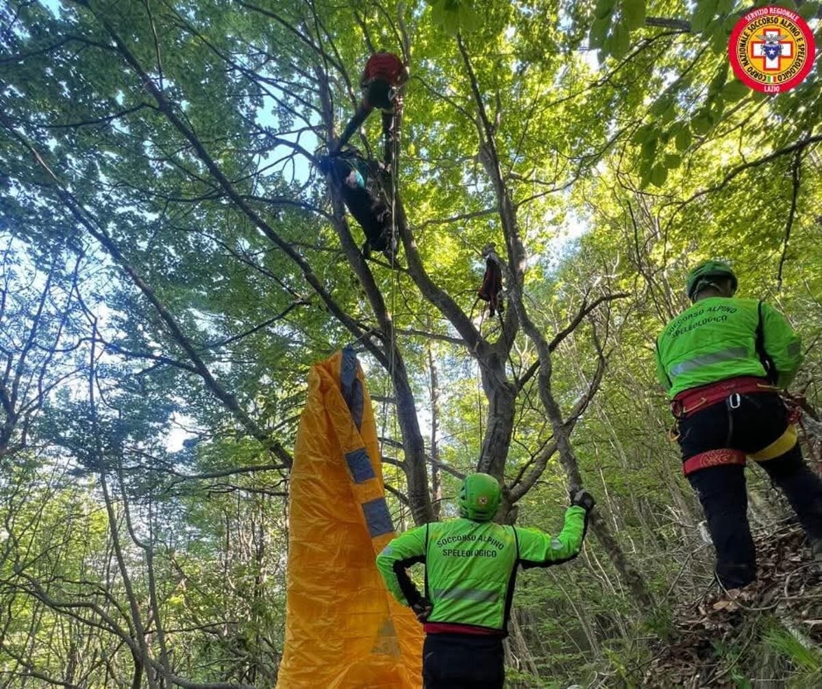 Precipita con il parapendio ma riesce a salvarsi, tragedia sfiorata sui monti