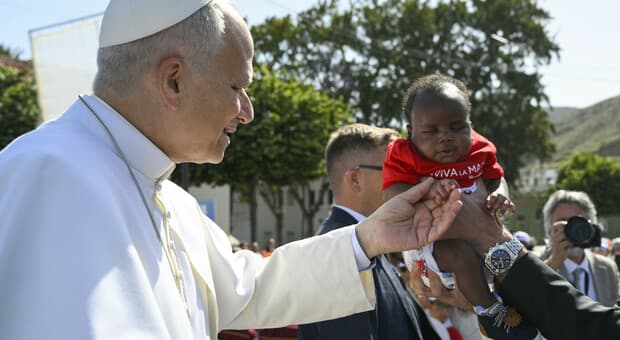  Papa Leone, il monito davanti alla tomba di Sant'Agostino a Pavia: «Camminiamo insieme senza divisioni nella Chiesa» 